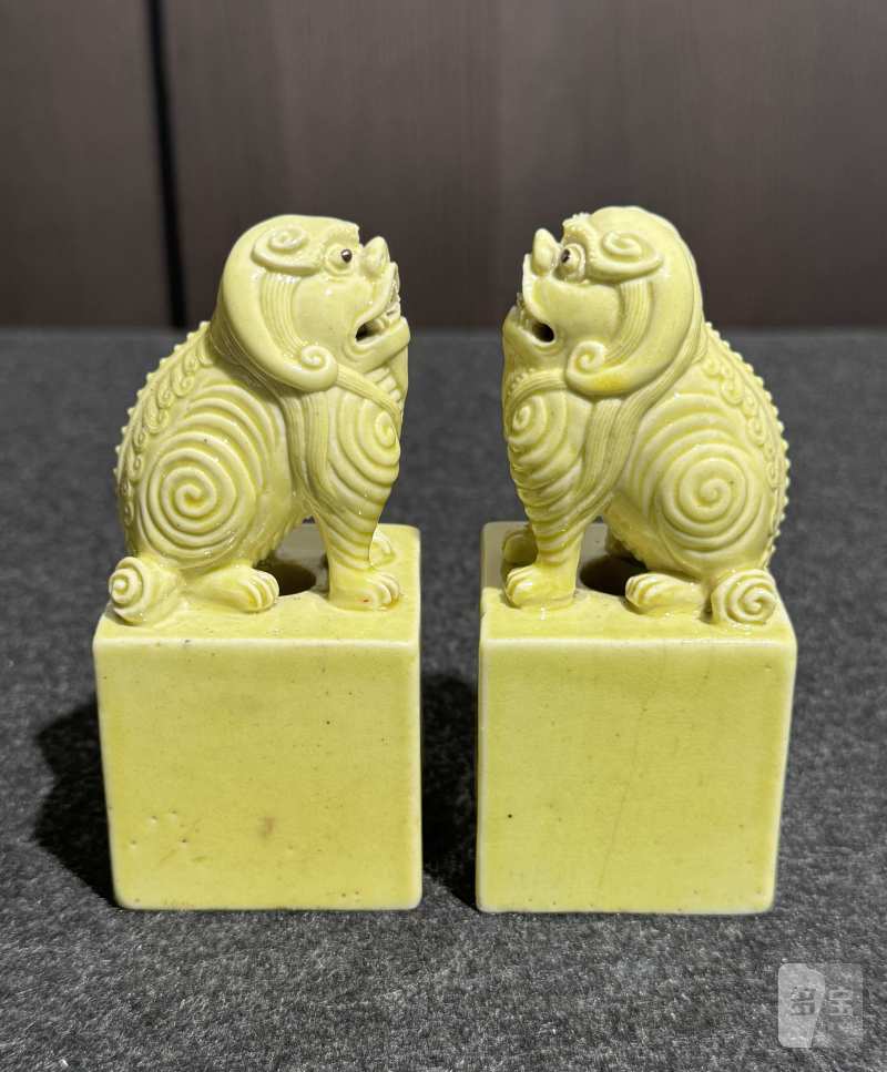 清光绪 吴光新自用黄釉狮钮印章一对 - 图18
